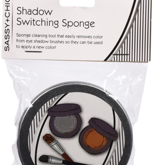 💥Eyeshadow sponge cleaner💥 - Picture 1 of 5